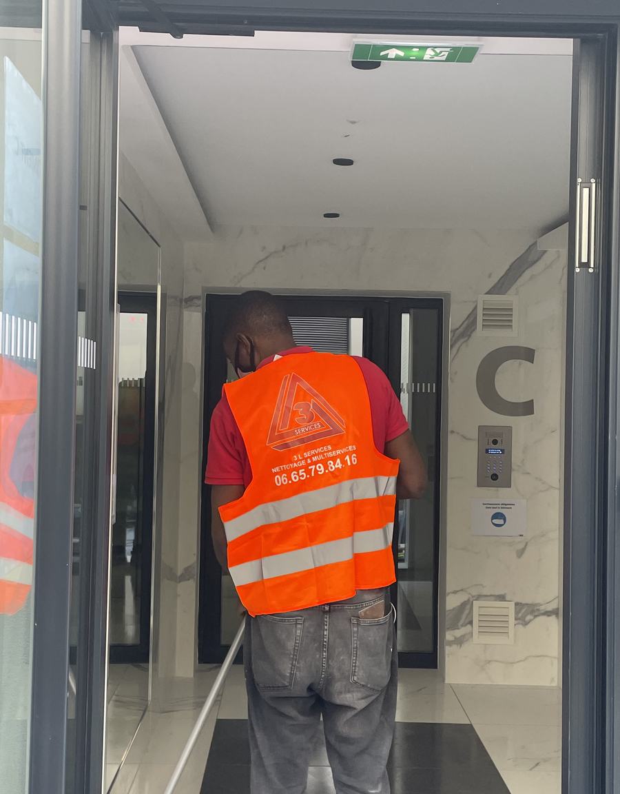 Agent 3L Services en intervention dans le hall d'un immeuble